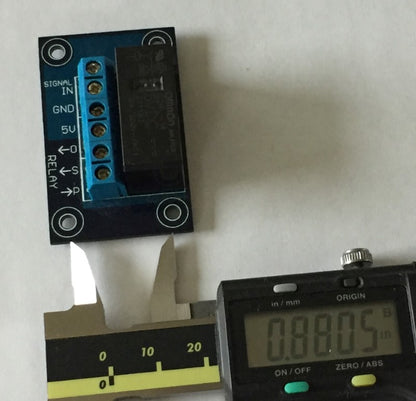 Measurement of the narrow mounting holes of the 5V 250V 12A relay board